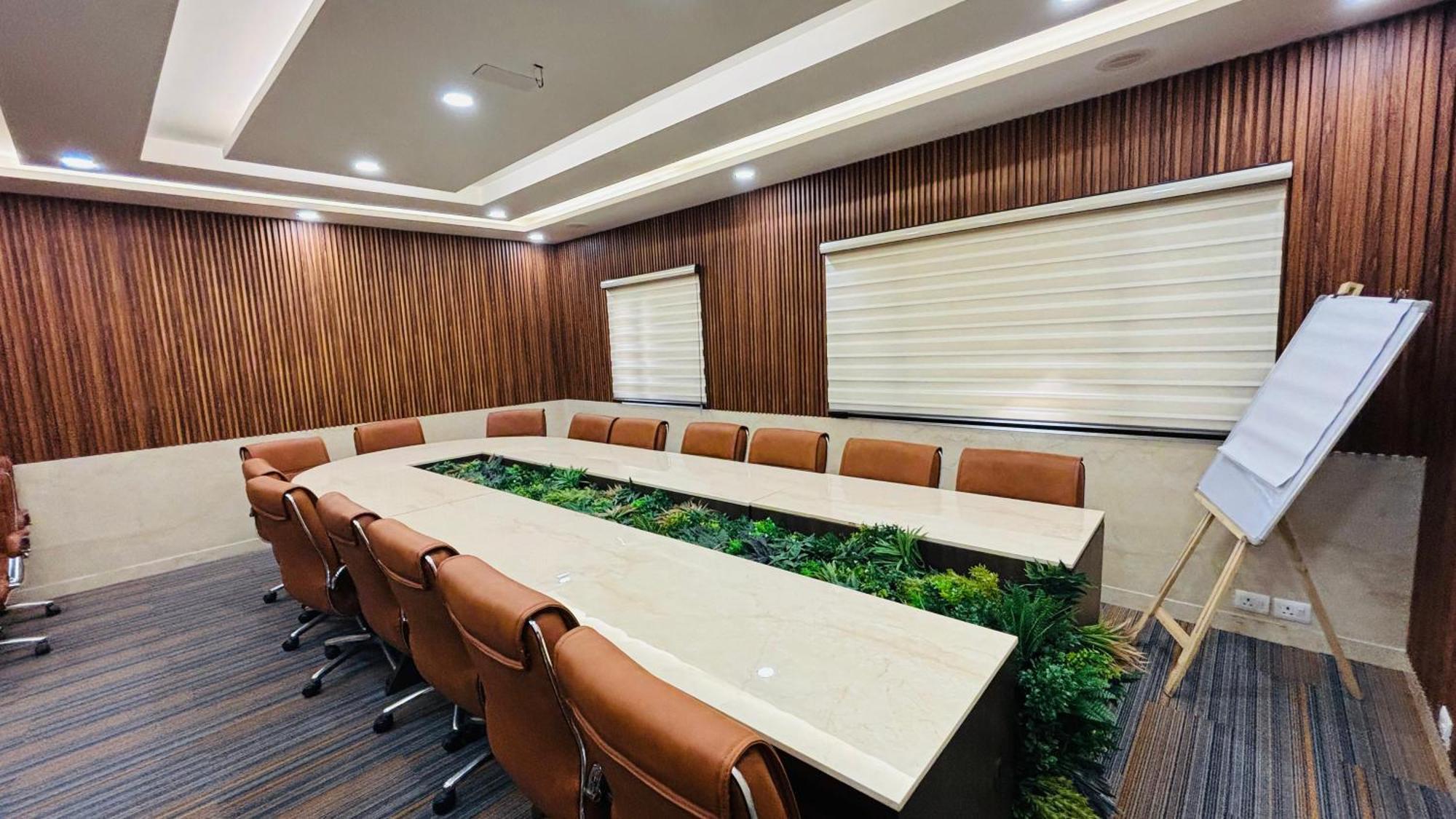 Hotel Shanti Palace Mahipalpur Ню Делхи Екстериор снимка